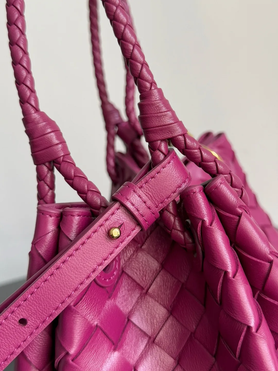 Batch 2060 BOTTEGA VENETA 2025 Autumn New Product Medium Parachuta The long-awaited new medium parachuta is here, with a unique appearance and iconic metal knots, and a whole piece of leather folds the four corners into a parachute shape! The exquisite Knot metal buckle is like putting jewelry on a bag. It is high-end and elegant. Its super capacity can hold all your things! The overall effect of this bag is very different from before. It is neither too delicate to provide a large capacity nor too bulky because of its practicality. It simply provides a perfectly suitable bag for casual and simple people👜 Style number: 835921 Size: 29.5*18.5*17.5cm
